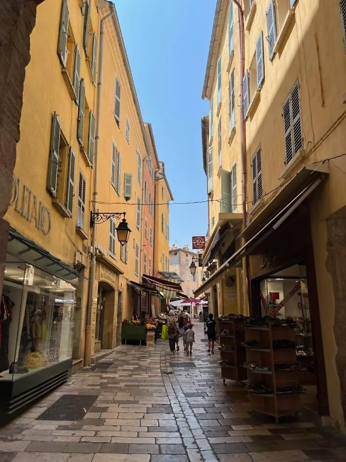 Apartment Studio Hyeres -Rue Pietonne Climatisation Lit 160 Tout Equipe - Sabrina France